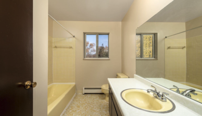 Mackinaw_old _Bathroom